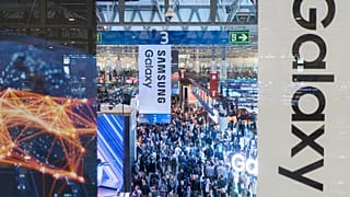 Los visitantes pasean por el Mobile World Congress 2024 en Barcelona, España, el lunes 26 de febrero de 2024