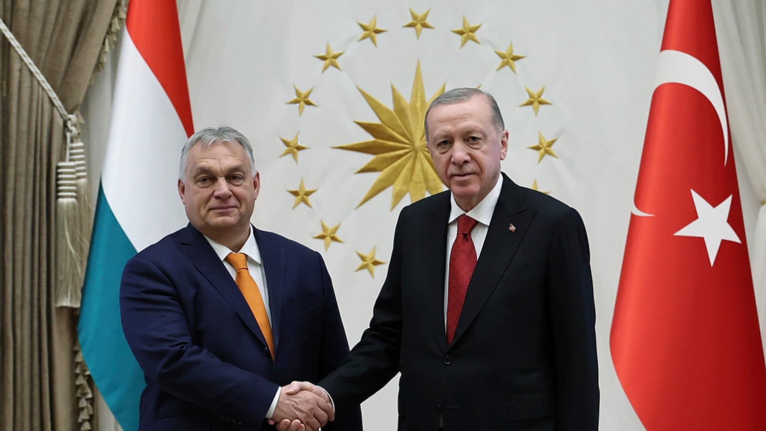 Cumhurbaşkanı Recep Tayyip Erdoğan, Macaristan Başbakanı Viktor Orban ile el sıkışıyor, Ankara, 12 Aralık 2024.