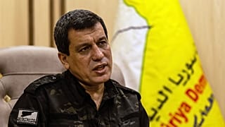 ABD destekli Suriye Demokratik Güçleri Komutanı Mazlum Abdi, 26 Kasım 2022'de Suriye'nin Haseke kentinde düzenlediği basın toplantısında konuşuyor.