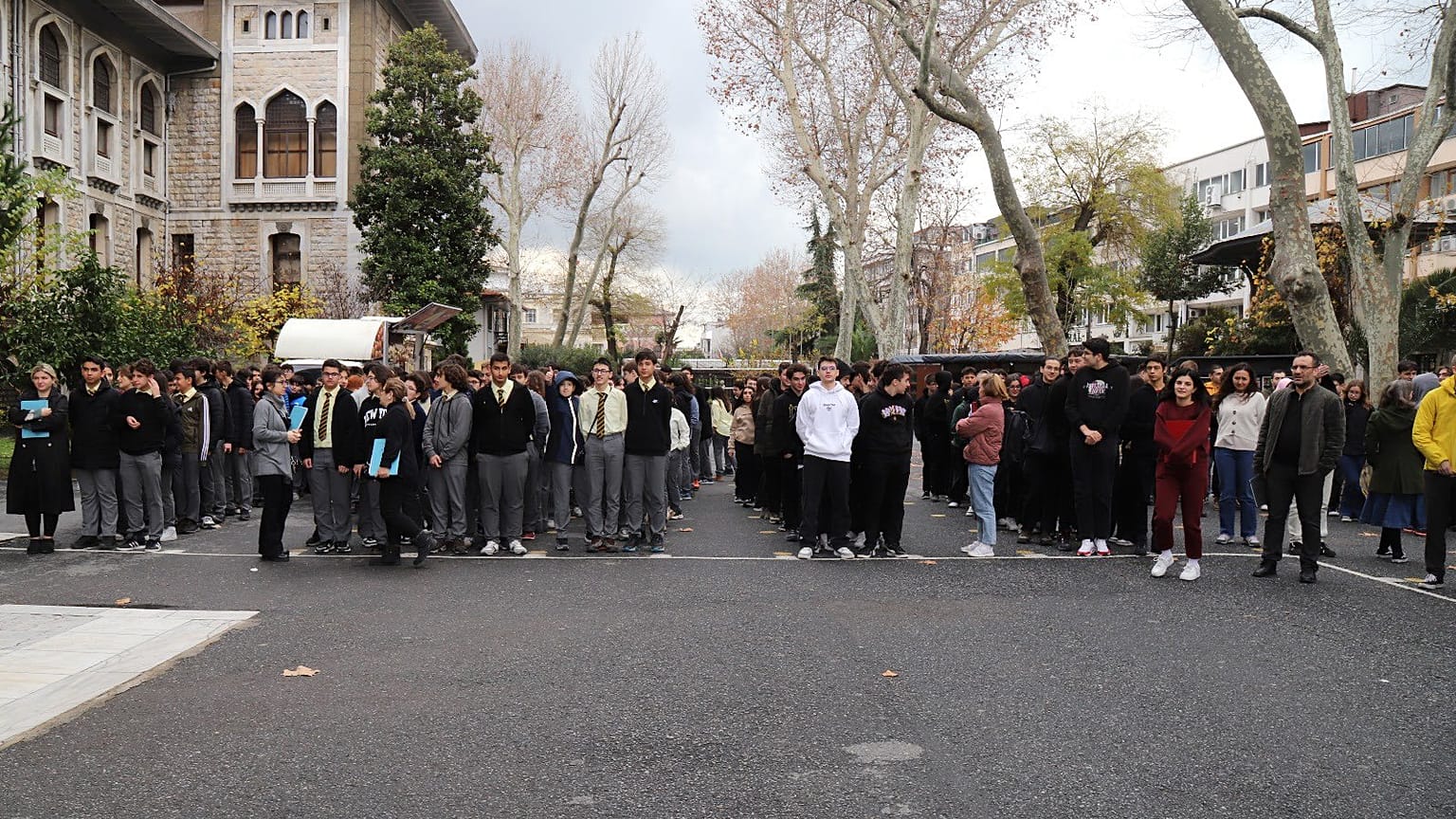 İstanbul Erkek Lisesi'nde 'Afet Farkındalık Eğitimi' kapsamında gerçekleştirilen deprem ve yangın tatbikatı sırasında çekilmiş bir fotoğraf, 12 Aralık 2024