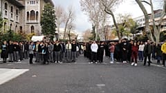 İstanbul Erkek Lisesi'nde 'Afet Farkındalık Eğitimi' kapsamında gerçekleştirilen deprem ve yangın tatbikatı sırasında çekilmiş bir fotoğraf, 12 Aralık 2024