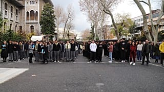 İstanbul Erkek Lisesi'nde 'Afet Farkındalık Eğitimi' kapsamında gerçekleştirilen deprem ve yangın tatbikatı sırasında çekilmiş bir fotoğraf, 12 Aralık 2024