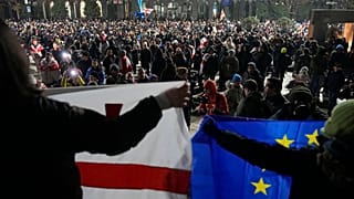 Eine große Pro-EU-Kundgebung in Tiflis am 5. Dezember 2024.