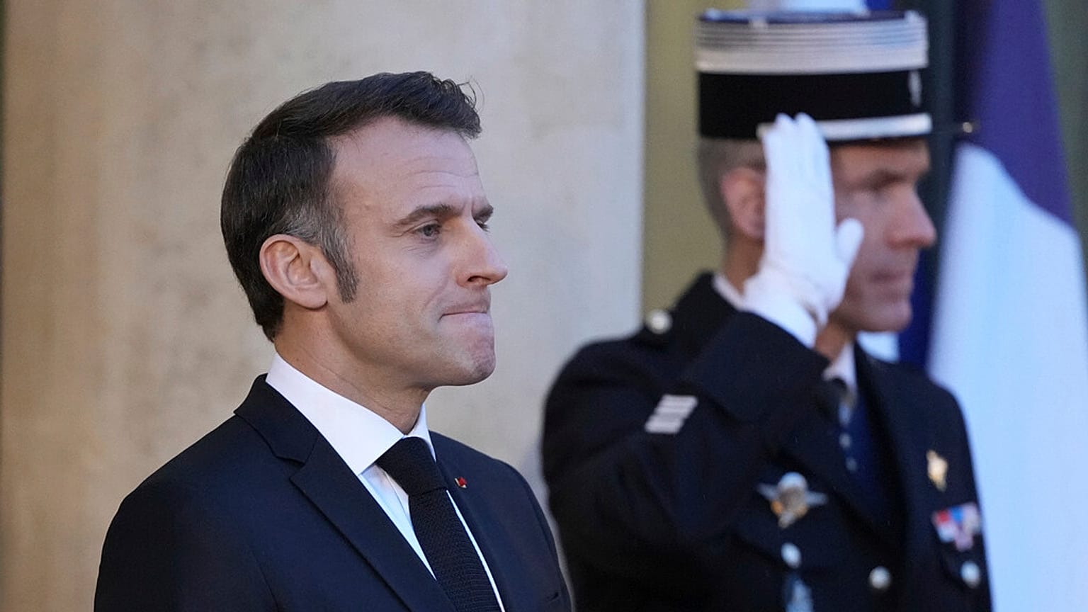 Fransa Cumhurbaşkanı Emmanuel Macron, 7 Aralık 2024 Cumartesi günü Paris'te, seçilmiş Başkan Donald Trump'ın Elysee Sarayı'na gelmesini bekliyor.