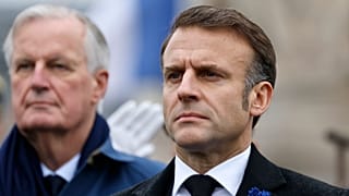 Barnier, esquerda, e Macron à direita