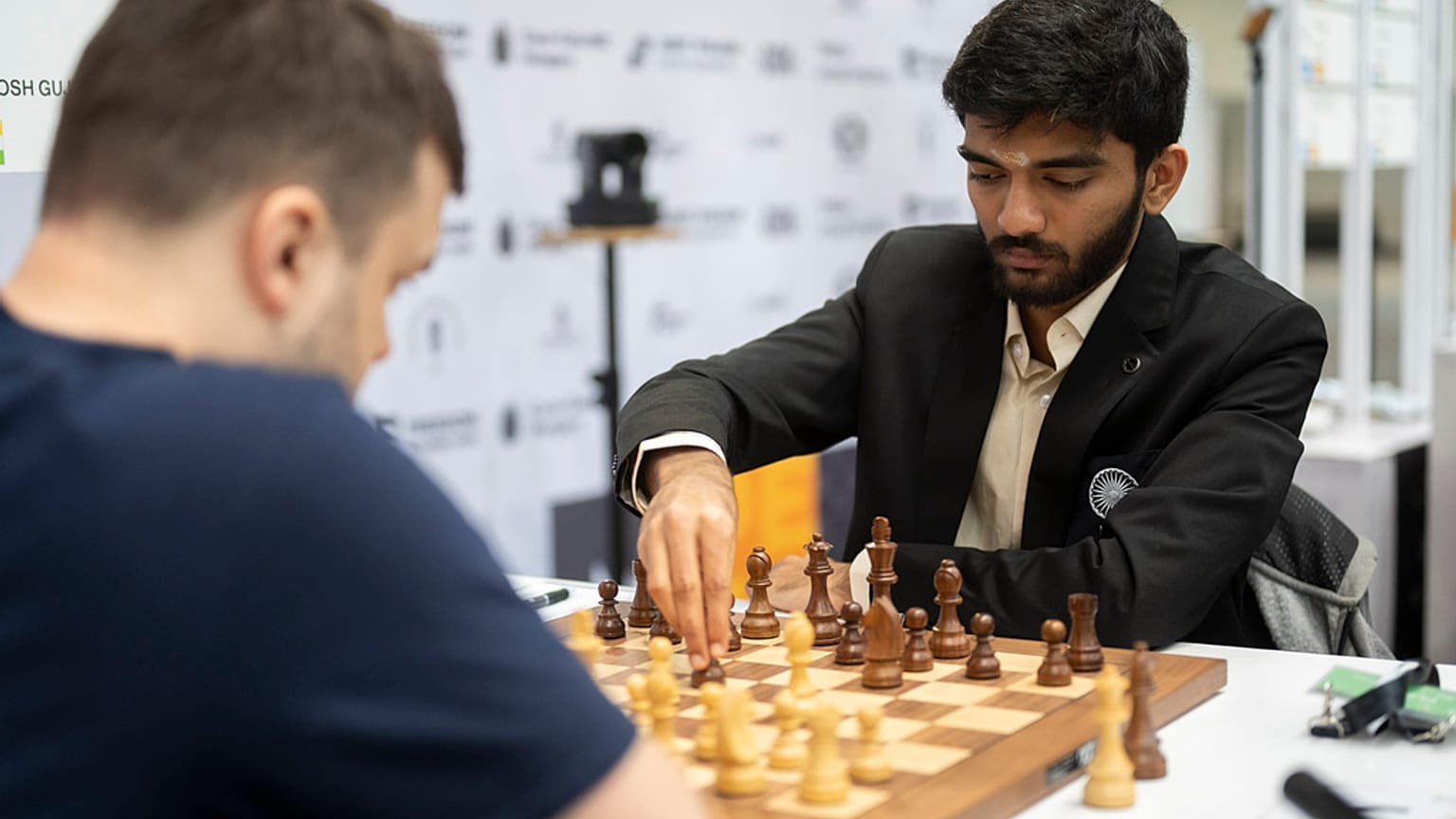 Dommaraju Gukesh minden idők legfiatalabb sakkvilágbajnoka lett Szingapúrban