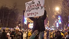 Protest przed budynkiem serbskiej telewizji państwowej w Belgradzie 