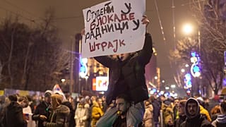 Protest przed budynkiem serbskiej telewizji państwowej w Belgradzie 