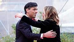 Premier Włoch Giorgia Meloni przytula premiera Wielkiej Brytanii Rishiego Sunaka podczas opuszczania dorocznego festiwalu politycznego Atreju.