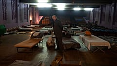 Ein Mann wartet in einer Notunterkunft im Stadttheater in Pawlohrad auf seine Evakuierung in die West-Ukraine, 12. Dezember 2024