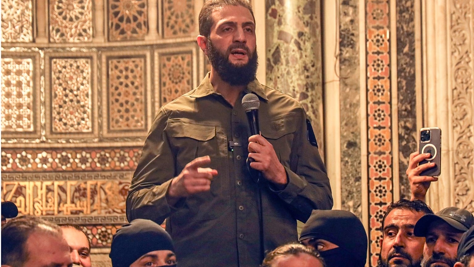 أبو محمد الجولاني يلقي كلمة في المسجد الأموي بدمشق الأحد 8 ديسمبر 2024.