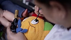 énévole réparant une peluche, Hôpital des jouets, Carracas, Venezuela, le 05.12.2024