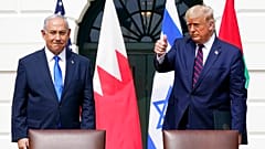 الرئيس دونالد ترامب ورئيس الوزراء الإسرائيلي بنيامين نتنياهو، يحضران حفل توقيع "اتفاق أبراهام" في الحديقة الجنوبية للبيت الأبيض في واشنطن 15 سبتمبر/أيلول 2020،