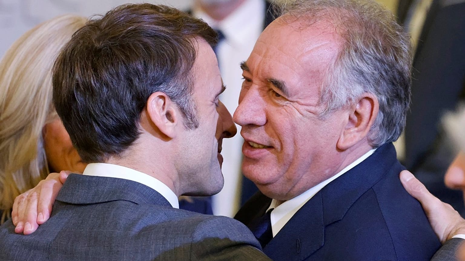 Macron abraza a Bayrou en una imagen de archivo