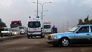 سيارات الإسعاف تغادر مركز الملك عبد الله بن الحسين للتدريب في الموقر في ضواحي عمان، الأردن، الاثنين 9 نوفمبر 2015