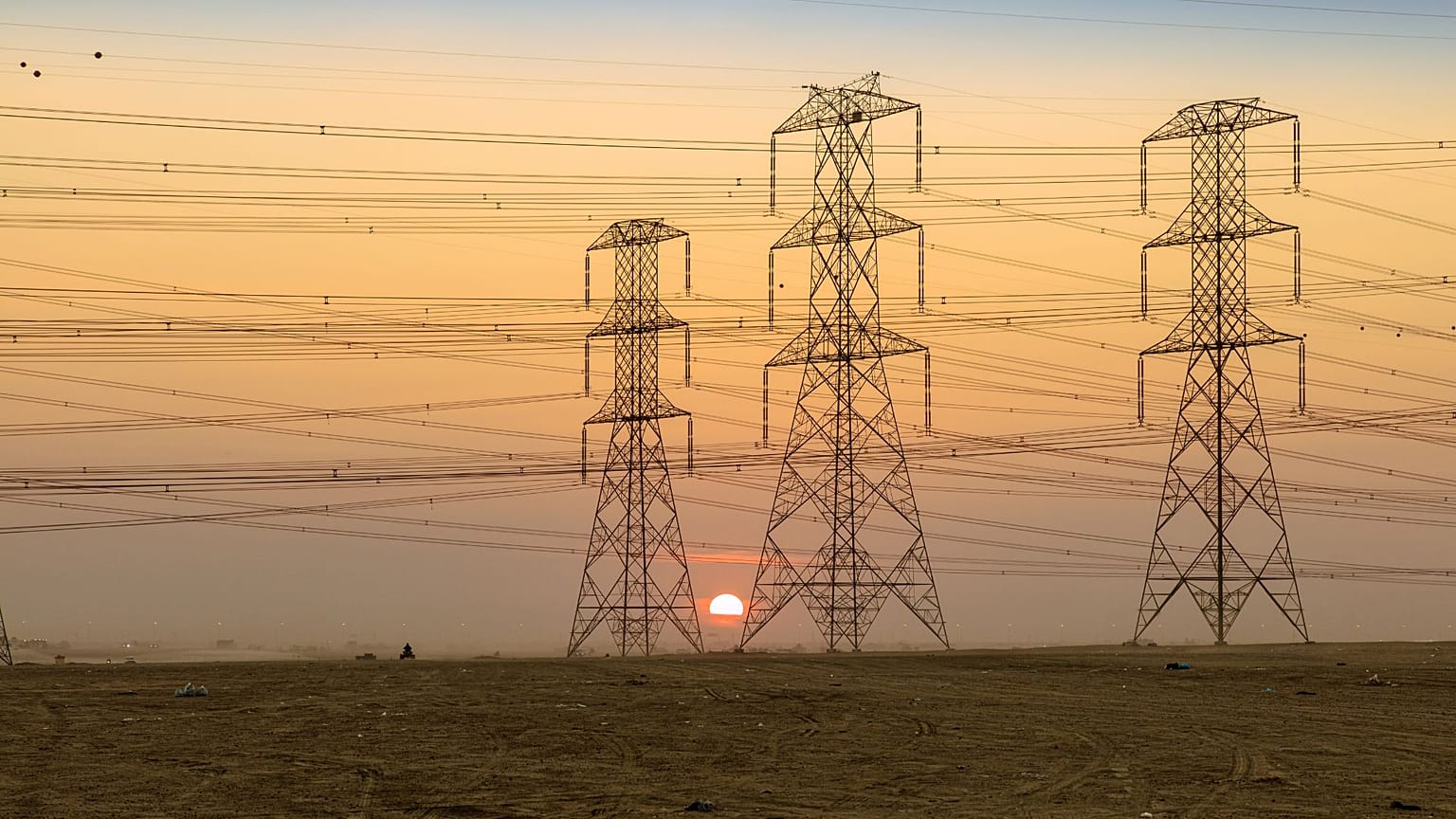 Canva'nın sağladığı bu arşiv fotoğrafta elektrik kuleleri görülüyor