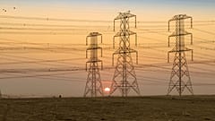 Canva'nın sağladığı bu arşiv fotoğrafta elektrik kuleleri görülüyor