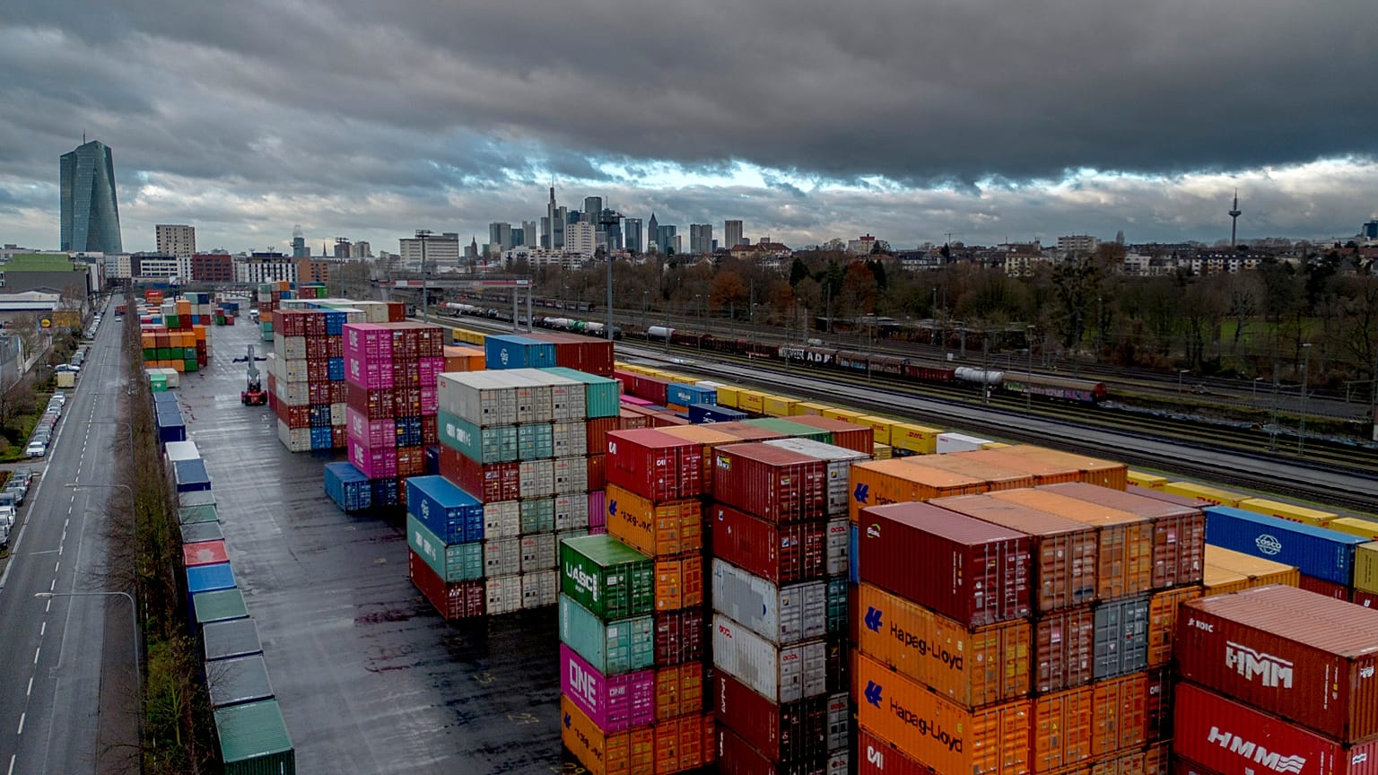 Container impilati al terminal merci di Francoforte, in Germania. 6 dicembre 2024.