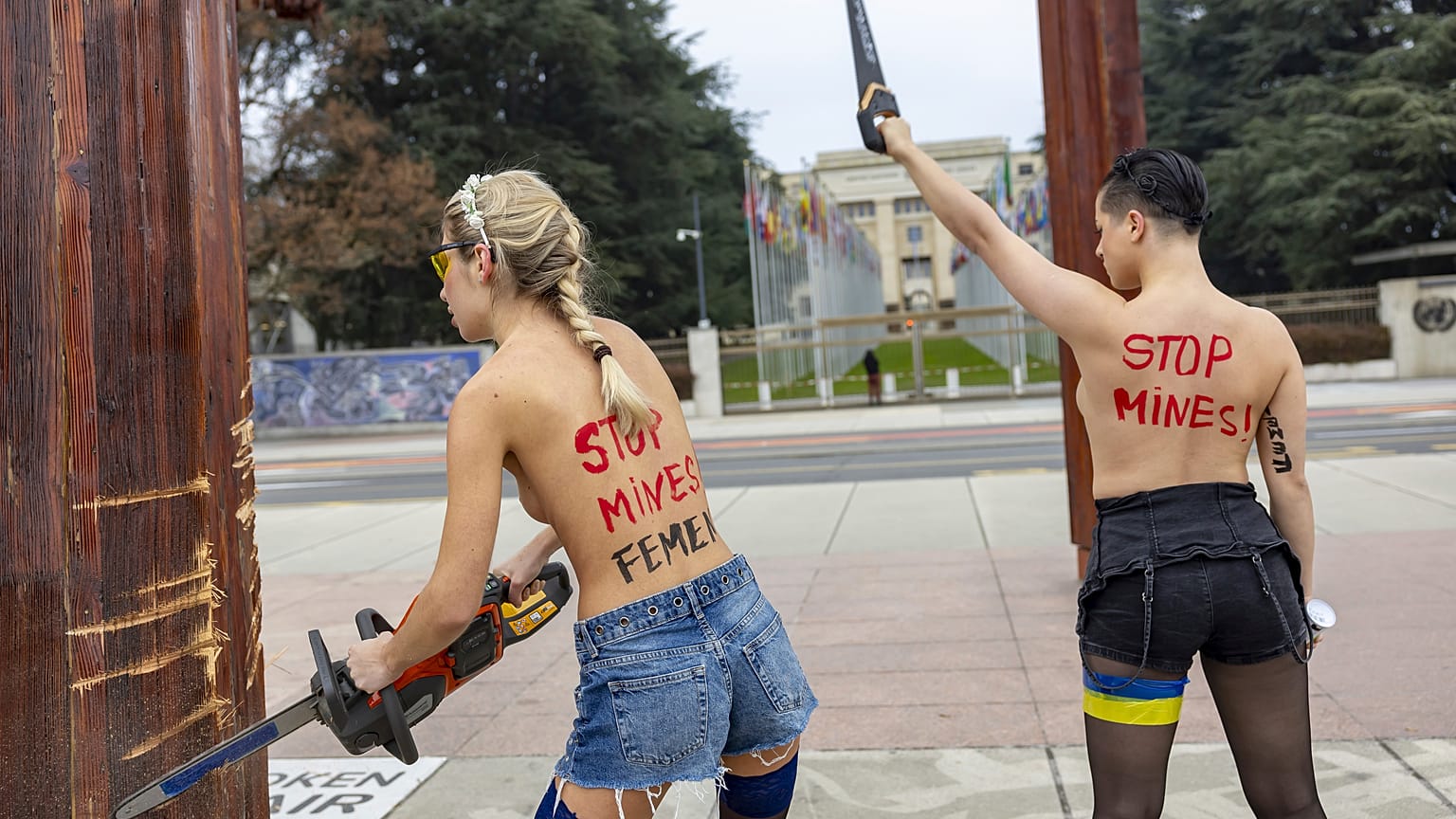 Акция FEMEN в Женеве