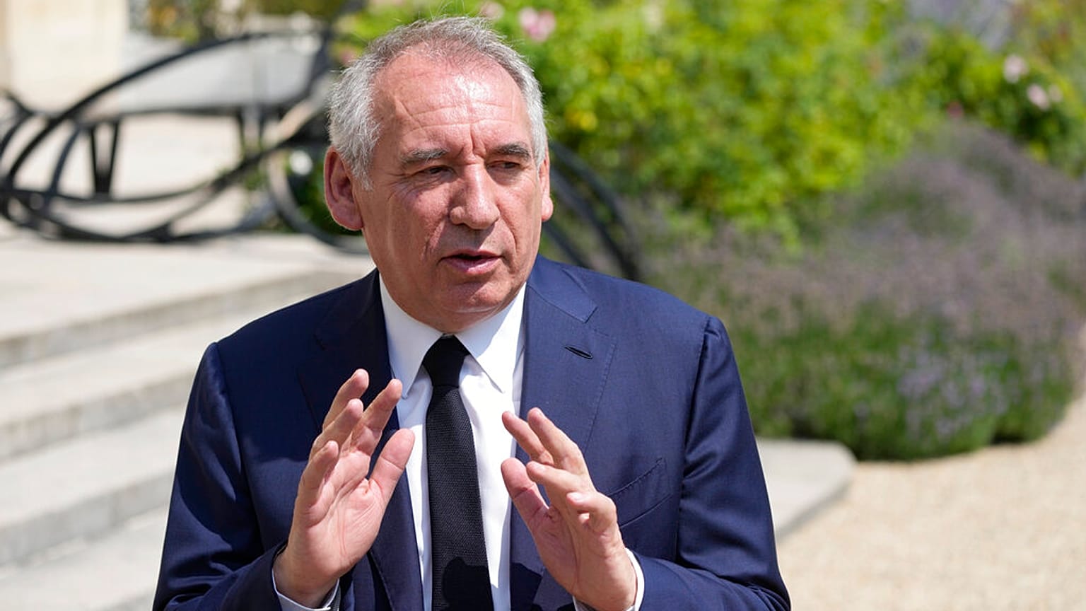 Francois Bayrou, a MoDem (Mouvement Democrate) francia centrista párt vezetője beszél újságíróknak a francia elnökkel, Emmanuel Macronnal folytatott megbeszélése után az Elysée-palotában, 2022