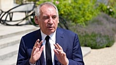 Le leader du parti centriste français MoDem (Mouvement Démocrate) François Bayrou s'adresse aux journalistes après une réunion avec le président français Emmanuel Macron au palais de l'Elysée, 2022.