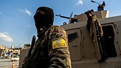 مقاتلون بقيادة كردية مدعومون من الولايات المتحدة في الرقة، سوريا، في 7 فبراير/شباط 2022