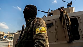 مقاتلون بقيادة كردية مدعومون من الولايات المتحدة في الرقة، سوريا، في 7 فبراير/شباط 2022