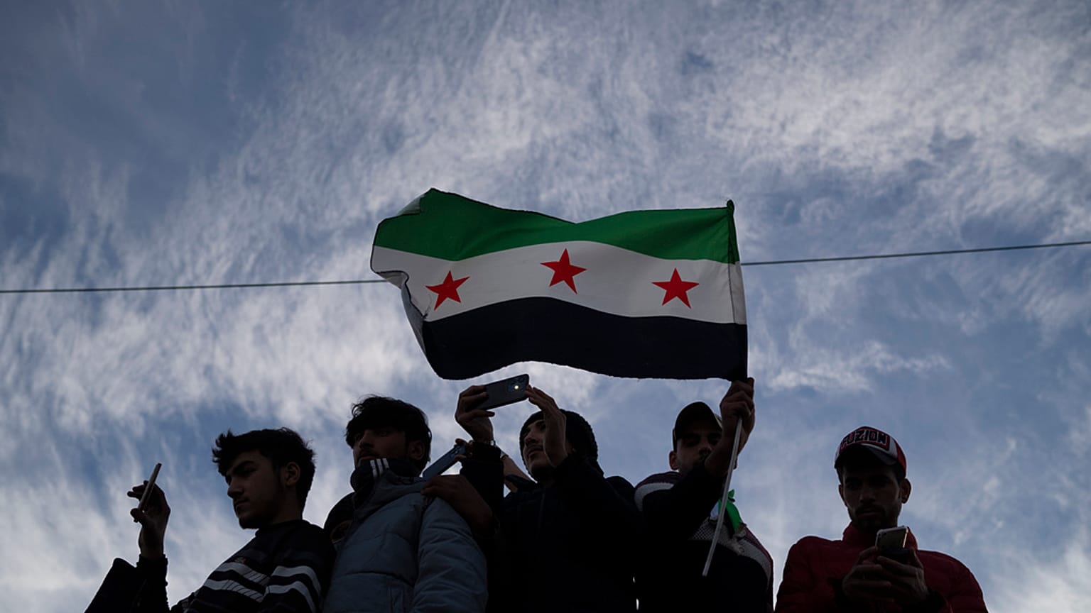 سوريون يحتلفون بسقوط نظام الأسد ويرفعون العلم الجديد