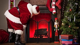 Santa Claus, Papá Noel, el Viejo Escarcha... muchas figuras son consideradas portadoras de regalos en todo el continente.