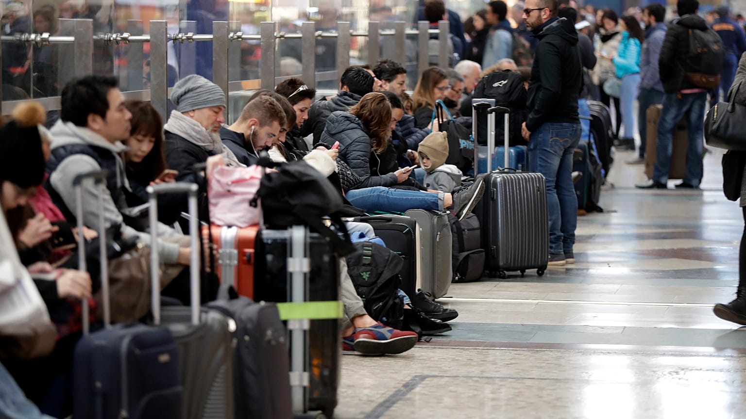 Viaggiatori in attesa alla stazione Centrale di Milano