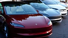 Des véhicules Tesla sont exposés au salon AutoMobility LA Auto Show, le jeudi 21 novembre 2024, à Los Angeles. 