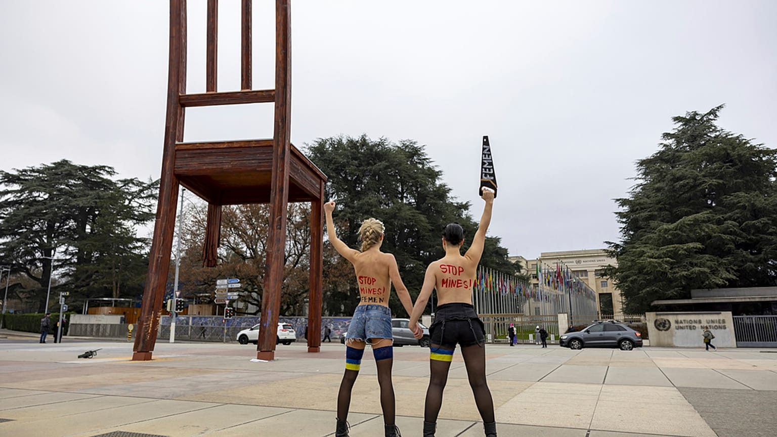Des militantes du groupe Femen manifestent en soutient à l'Ukraine devant le siège européen des Nations Unies (ONU) à Genève, en Suisse, le 13.12.2024
