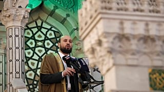 Mohammad al-Bashir podczas piątkowej modlitwy w Damaszku
