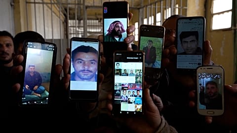 Aileler kayıp sevdiklerinin yüzlerini gösteriyor
