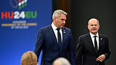 Avusturya Şansölyesi Karl Nehammer, Almanya Şansölyesi Olaf Scholz ile birlikte Budapeşte'deki Avrupa Birliği zirvesinde, 8 Kasım 2024