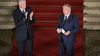 Frankreichs neuer Premierminister Francois Bayrou, rechts, mit seinem Vorgänger Michel Barnier nach der Amtsübergabe in Paris, 13.12.2024