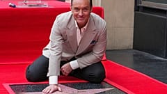 Jude Law Hollywood Şöhretler Kaldırımı'ndaki yıldızının önünde.