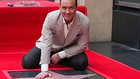 Jude Law pose avec sa nouvelle star lors d'une cérémonie en son honneur