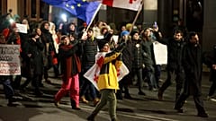 Des manifestants défilent à Tbilissi contre le gouvernement géorgien, le 13 décembre 2024