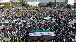 Syrer versammeln sich während einer feierlichen Demonstration nach dem ersten Freitagsgebet seit dem Sturz von Bashar al-Assad in Damaskus, 13. Dezember 2024