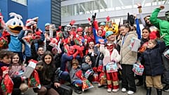 Des enfants reçoivent des cadeaux de Noël de la part d'alpinistes déguisés en super-héros dans un hôpital de Pristina, 13 décembre 2024.