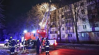 İtfaiyeciler Kharkiv'de Rus insansız hava aracı saldırısı sonrasında hasar gören bir binanın bulunduğu alanda çalışıyor, 13 Aralık, 2024