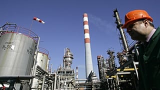 Archív fotó: egy munkás az NIS Jugopetrol olajfinomítójában, Pancevóban