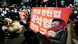Güney Kore Devlet Başkanı Yoon Suk Yeol'un görevden alınması talebiyle 13 Aralık 2024 Cuma günü Güney Kore'nin başkenti Seul'deki Ulusal Meclis önünde düzenlenen miting sırasında protestocular pankartlar taşıdı.