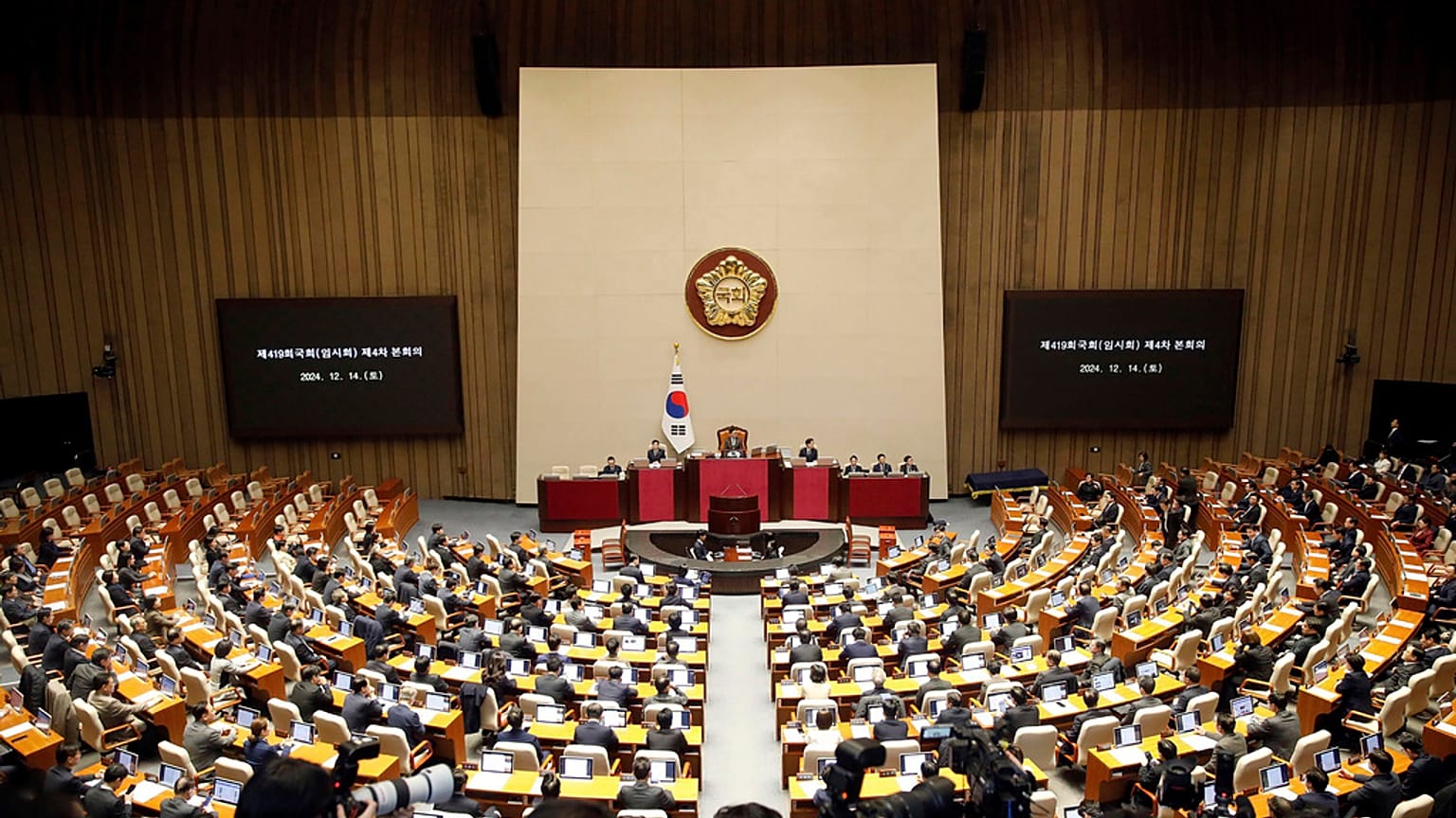 Les députés de l'assemblée nationale sud-coréenne ont voté, samedi 14 décembre 2024.