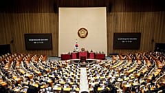 Les députés de l'assemblée nationale sud-coréenne ont voté, samedi 14 décembre 2024.