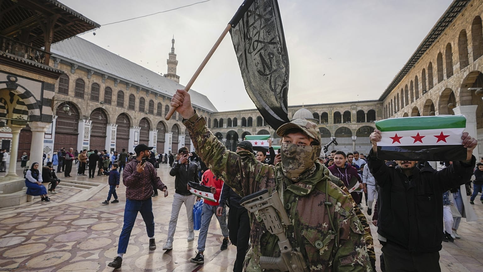 A HTS zászlaját lengető felkelők a damaszkuszi Umajjad mecsetben