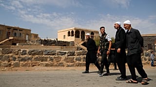 رجال دروز يسيرون في قرية الرامي في محافظة السويداء جنوب سوريا، الخميس، 4 أكتوبر/تشرين الأول 2018