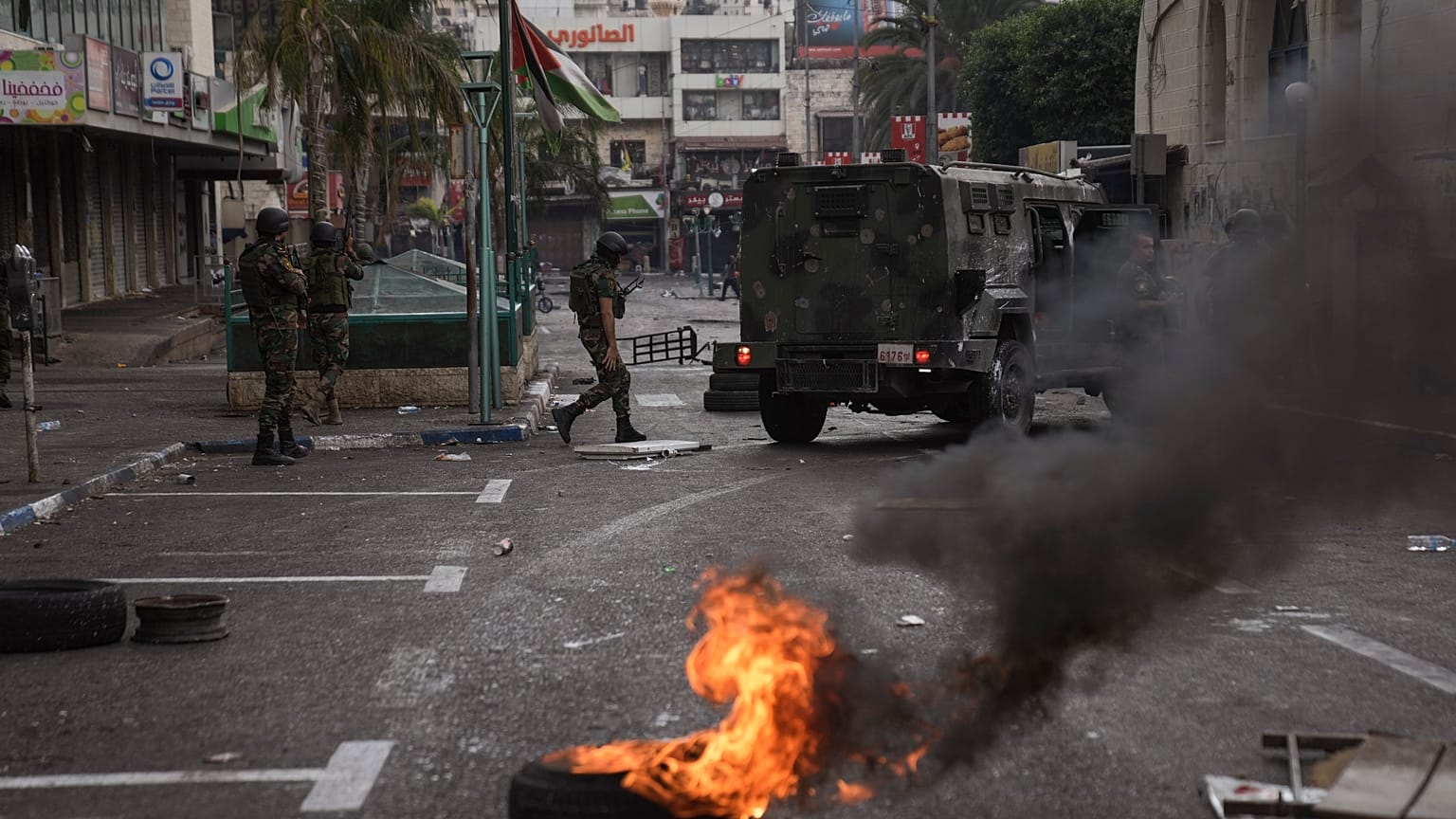 قوات الأمن الفلسطينية تشتبك مع فلسطينيين عقب حملة اعتقالات ضد مسلحين محليين في مدينة نابلس بالضفة الغربية في 20 سبتمبر/أيلول 2022