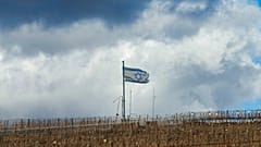 Израильский флаг развевается возле так называемой линии Альфа, отделяющей аннексированные Голанские высоты от Сирии, 13 декабря 2024 года.